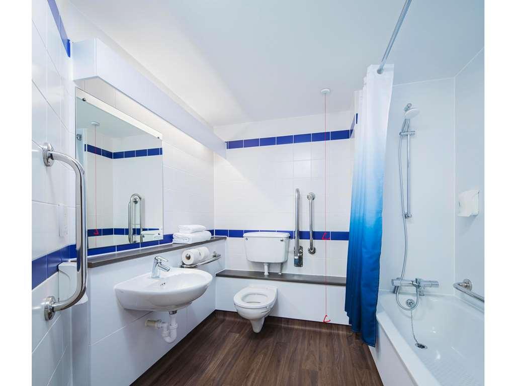 Travelodge Bath Central Номер фото