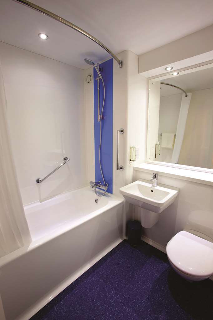 Travelodge Bath Central Номер фото