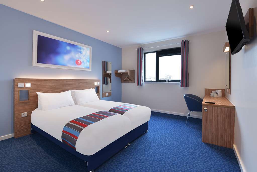 Travelodge Bath Central Номер фото