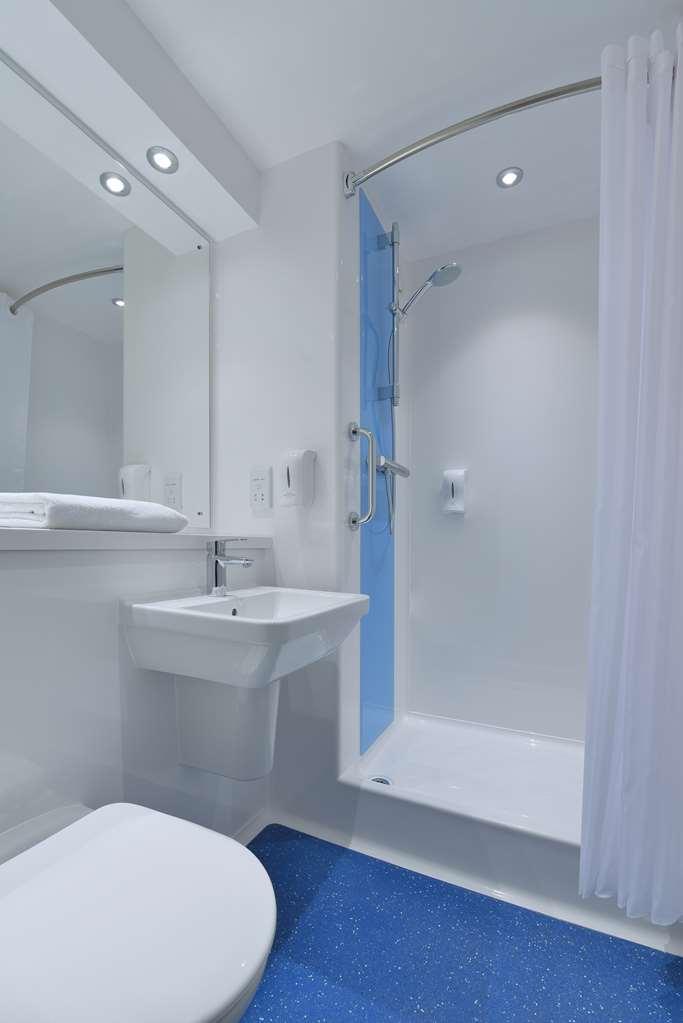 Travelodge Bath Central Экстерьер фото