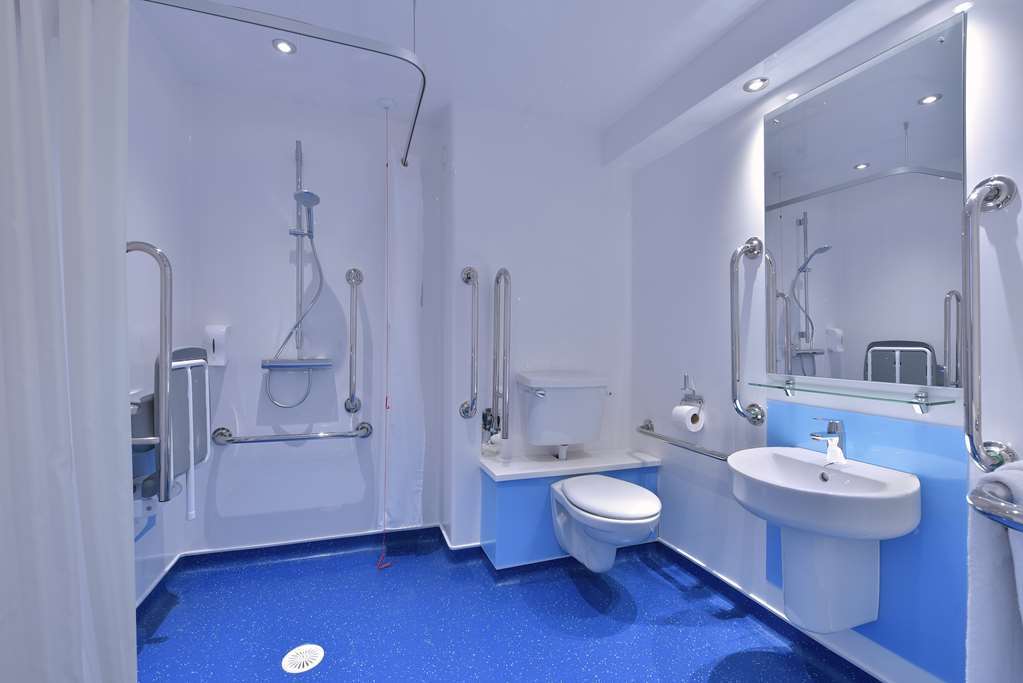 Travelodge Bath Central Номер фото
