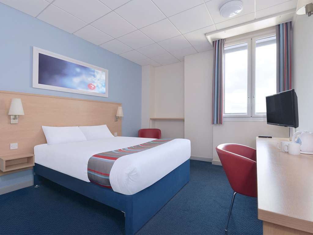 Travelodge Bath Central Номер фото