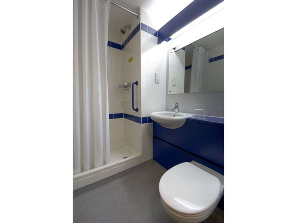 Travelodge Bath Central Номер фото